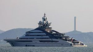 EWF | Beda! Kapal Pesiar Miliarder Rusia Lintasi Selat Hormuz Tanpa Gangguan