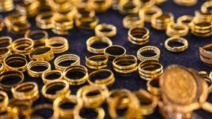 EWF | Harga Emas Dunia Anjlok Setelah The Fed Tahan Suku Bunga