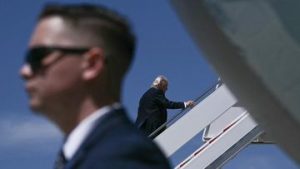 EWF | Rombongan Trump Buang Barang dari China Sebelum Pulang ke AS