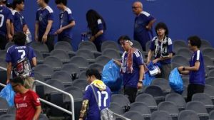 EWF | Saat Suporter Jepang Bersih-bersih Stadion Piala Dunia Malah Tuai Kritikan