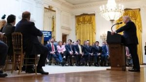 EWF | Trump Geram Operator Teleprompter Pasang Taruhan Isi Pidatonya