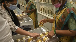 EWF | Harga Emas Hari Ini Melonjak Setelah Harga Minyak Tertekan