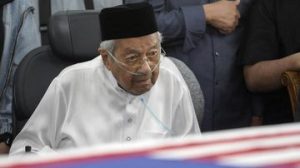 EQUITYWORLD FUTURES JAKARTA | Mahathir Mohamad Masuk Rumah Sakit Usai Istri Wafat