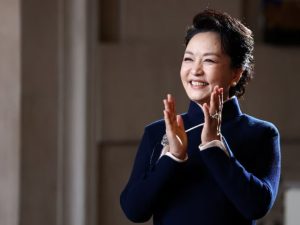 EQUITYWORLD FUTURES JAKARTA | Peng Liyuan, Wajah Ramah Diplomasi Ibu Negara China di Tengah Ketegangan AS