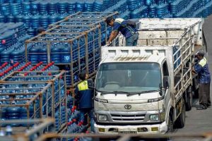 EQUITYWORLD FUTURES JAKARTA | Gapmmi Minta AMDK Dikecualikan dalam Pelarangan Truk Sumbu 3 saat Nataru 2026/2027