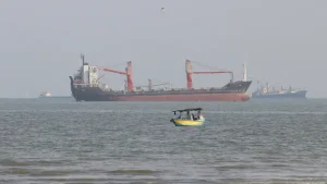 EQUITYWORLD FUTURES JAKARTA | Kapal Singapura Tenggelam di Selat Hormuz, Mengapa Masih Berani Melintas?