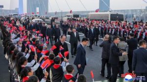 EQUITYWORLD FUTURES JAKARTA | Momen Kim Jong Un Dadah-dadah ke Warga di Jembatan Baru Korut-China