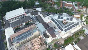EQUITYWORLD FUTURES JAKARTA | PLTS Atap 416 kWp Terpasang di RS Mardi Rahayu, Operasional 24 Jam